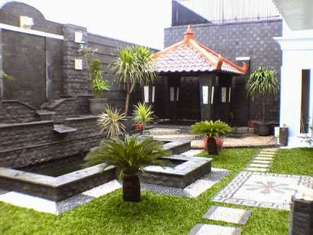 Taman Dengan Jalan Setapak dan Gazebo
